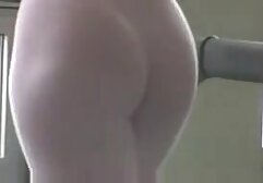 Az egyik játékosból egy férfi kiszállt, és a vagináját lőtte le egy amatör szexvideo csinos lánynak, közepes hajjal.