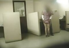 A személyzet jön egy nyári szünet Thaiföldön. Meztelen lány megy az erkélyre, a szálloda, a férfi, aki már amator porno videok fogott a kamera.